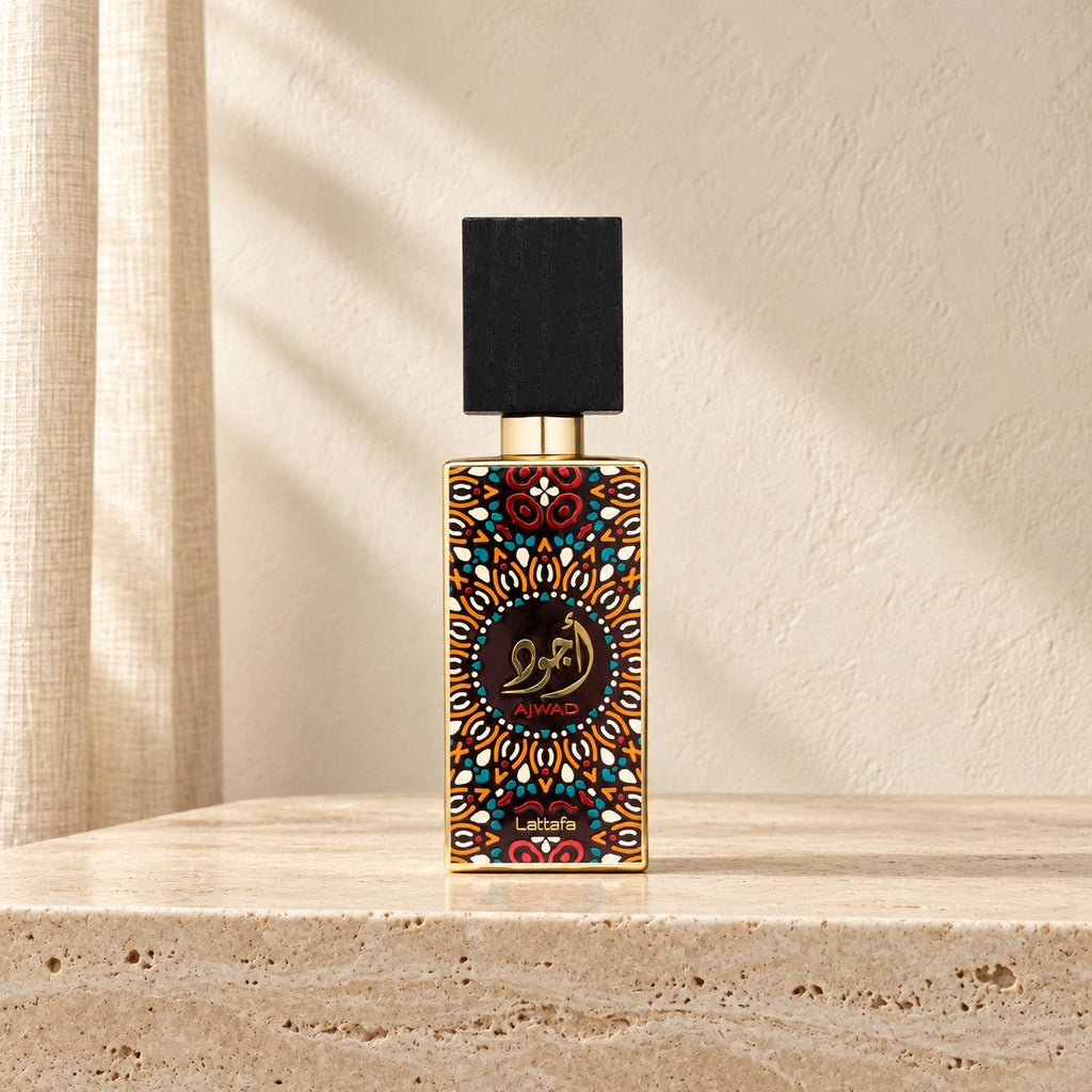 Flacon Ajwad de Lattafa, eau de parfum 60 ml, sur une console en travertin clair — Halya Home.