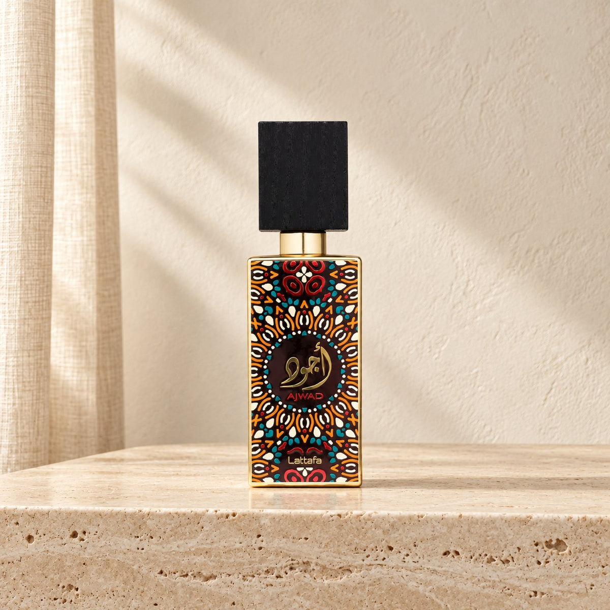 Flacon Ajwad de Lattafa, eau de parfum 60 ml, sur une console en travertin clair — Halya Home.