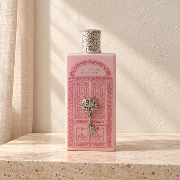 Bab Al Wardi eau de parfum 75 ml, flacon rose à clé argentée sur du travertin clair — Halya Home.