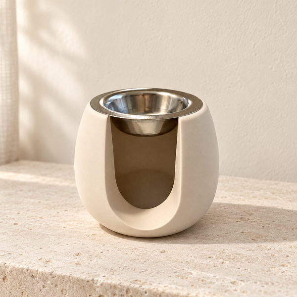 Brûleur Ritual Halya Home en jesmonite beige avec coupelle métallique, posé sur une console en pierre claire.