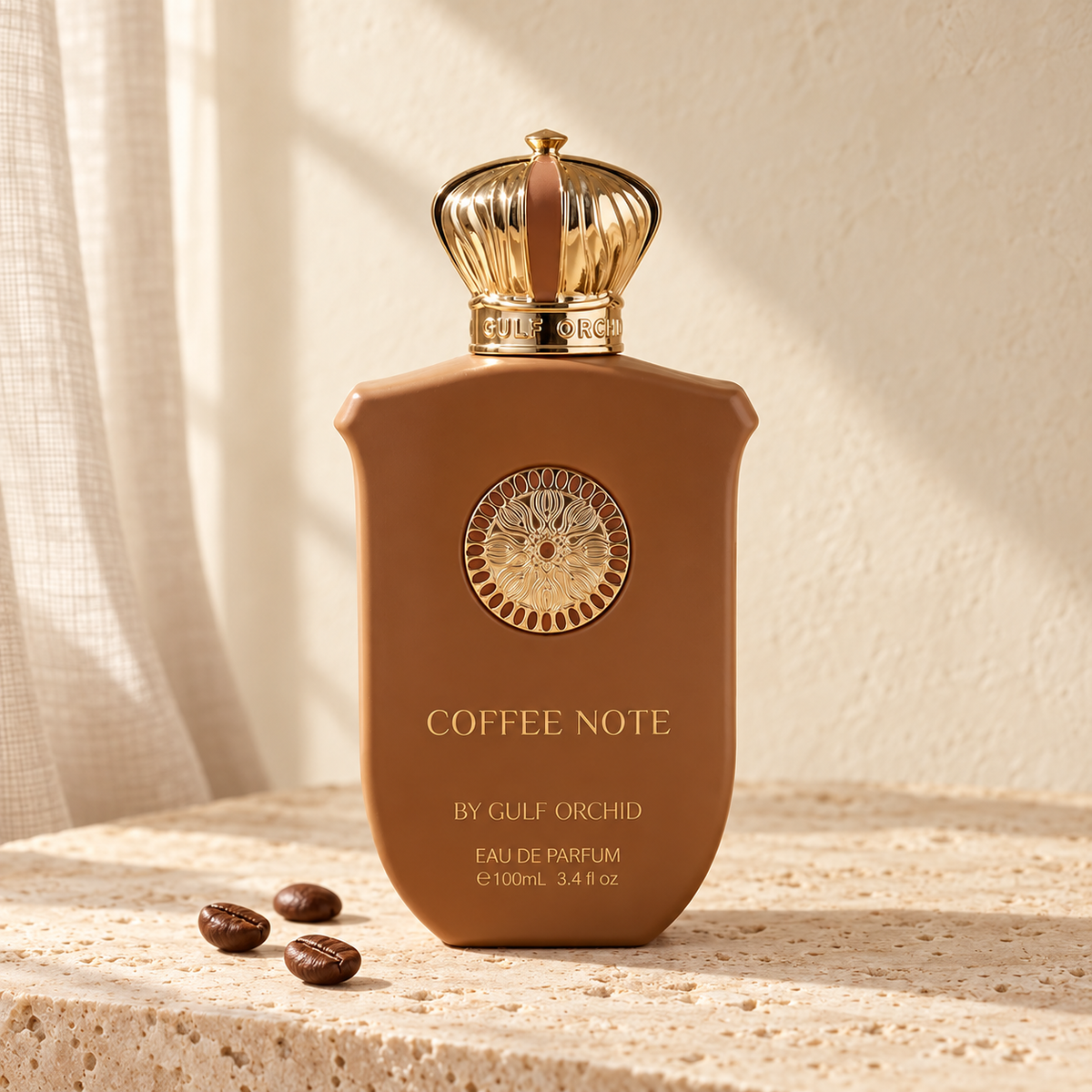 Parfum Coffee Note Gulf Orchid 100 ml, flacon brun et doré sur du travertin avec quelques grains de café – Halya Home
