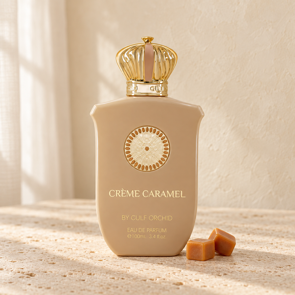 Parfum Crème Caramel Gulf Orchid 100 ml, flacon beige à couronne dorée dans un décor ivoire et travertin – Halya Home