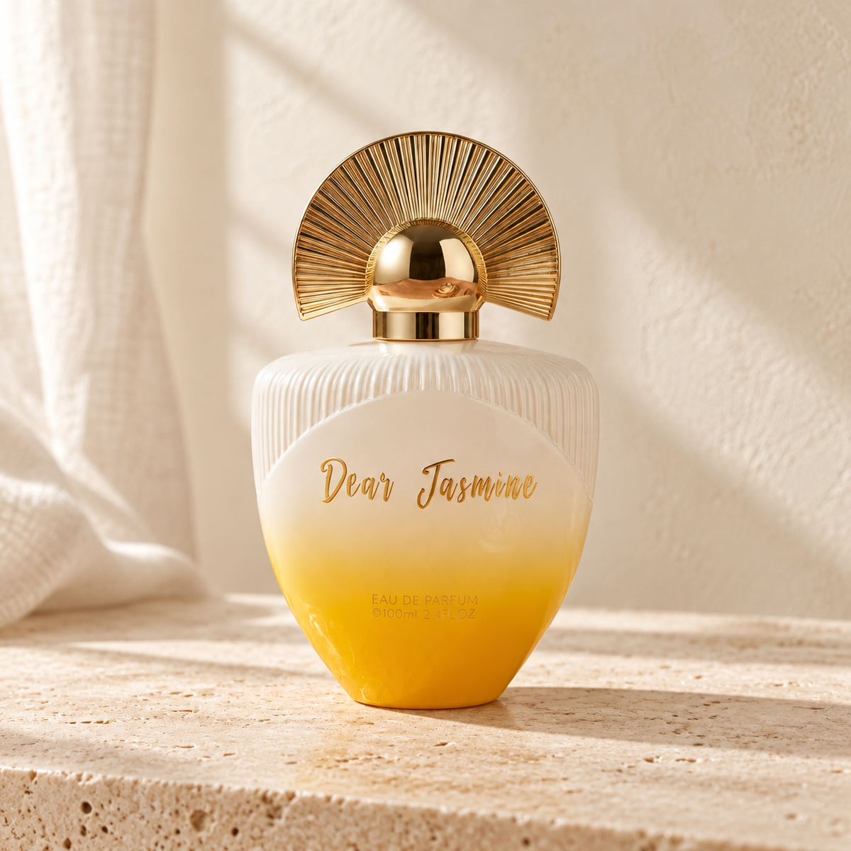Eau de parfum Dear Jasmine 100 ml, flacon ivoire et jaune au bouchon éventail doré sur du travertin – Halya Home
