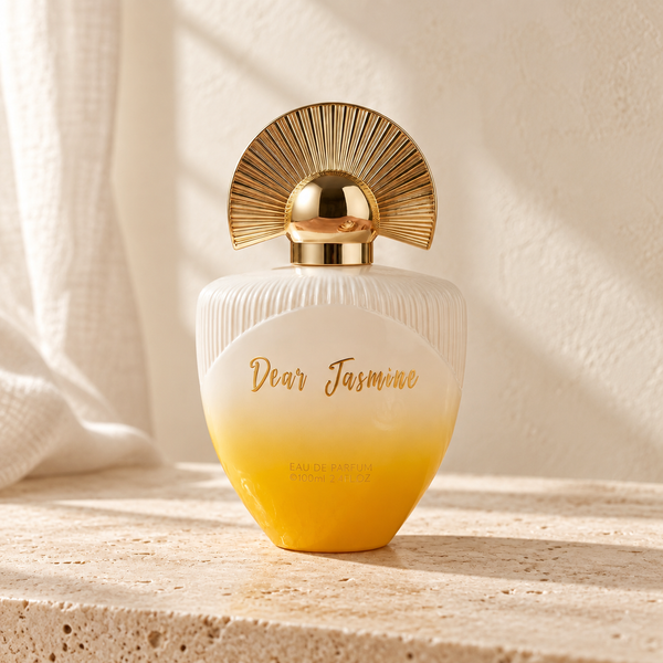 Eau de parfum Dear Jasmine 100 ml, flacon ivoire et jaune au bouchon éventail doré sur du travertin – Halya Home