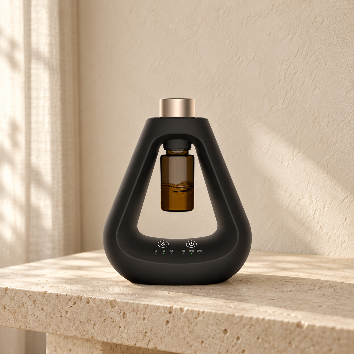 Diffuseur électrique Halya Essence One noir avec flacon ambré suspendu, sur une console en pierre claire.