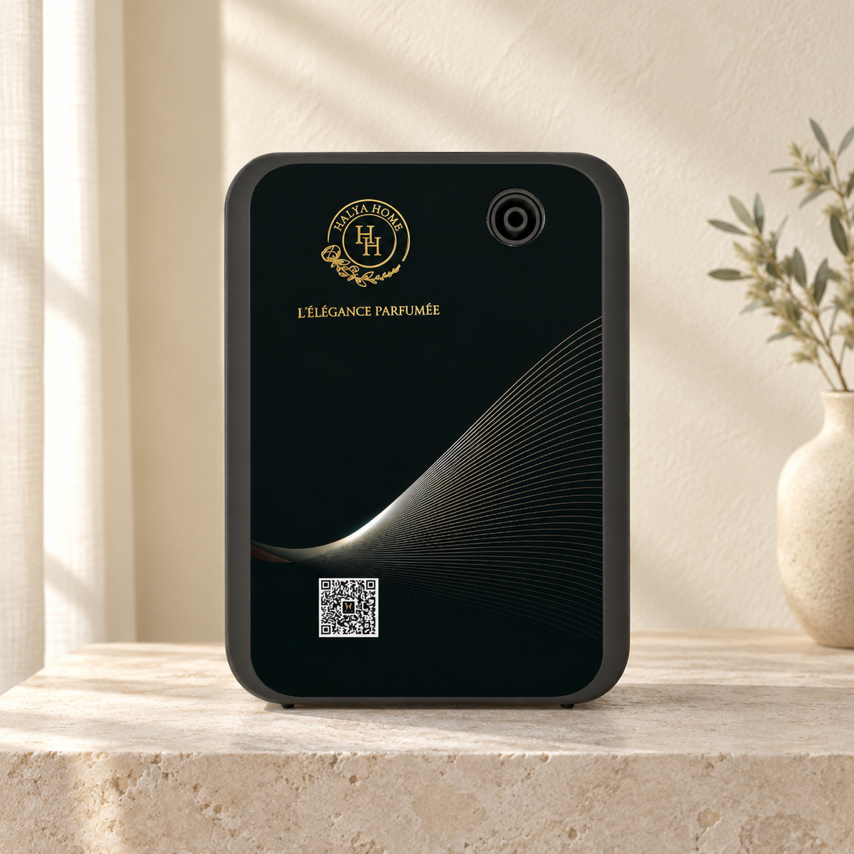 Diffuseur électrique Halya Home Premium noir, posé sur une console en pierre claire.