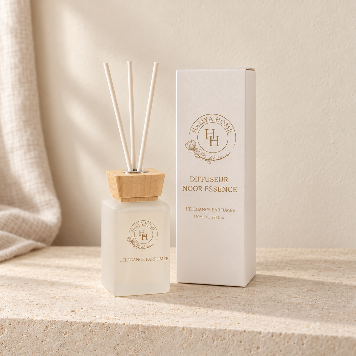 Diffuseur à roseaux Noor Essence 150 ml Halya Home, flacon givré avec bouchon en bois et trois bâtonnets ivoire, accompagné de sa boîte.