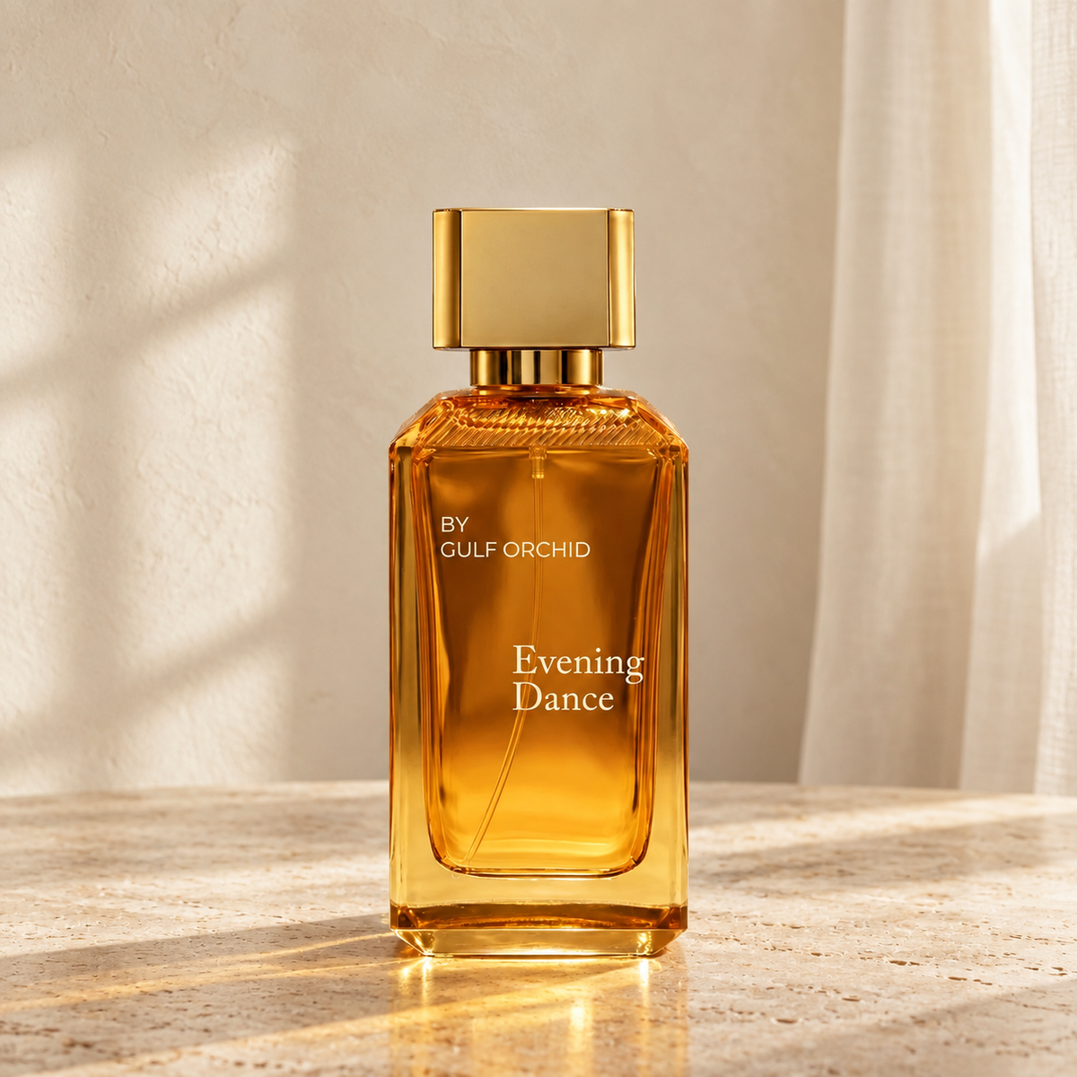 Eau de parfum Evening Dance Gulf Orchid 100 ml, flacon ambré et bouchon doré sur du travertin – Halya Home