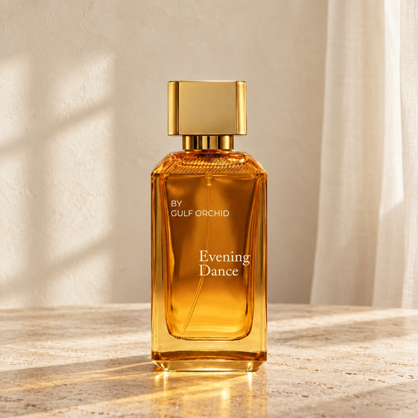 Eau de parfum Evening Dance Gulf Orchid 100 ml, flacon ambré et bouchon doré sur du travertin – Halya Home