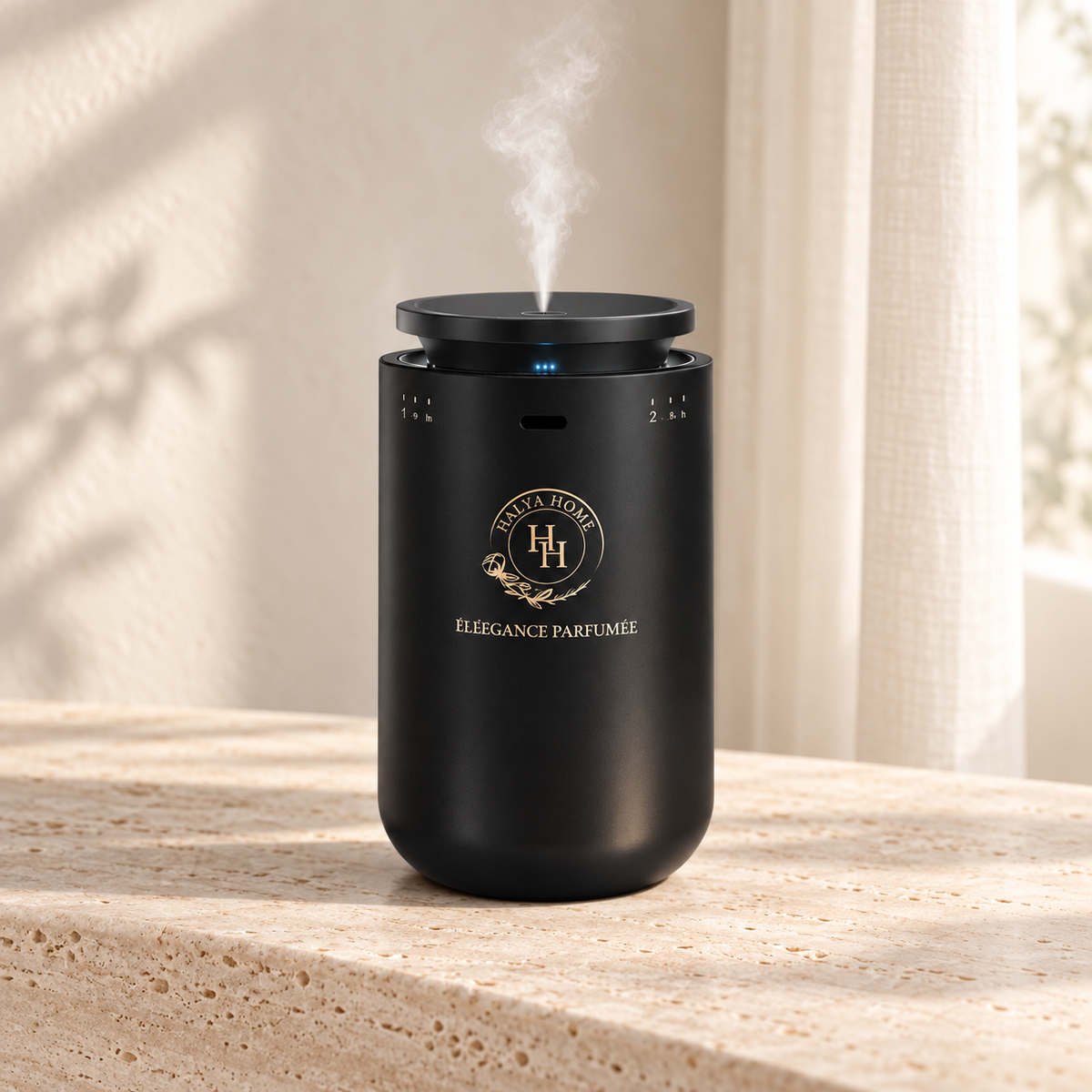 Diffuseur portable Halya Aura Mini noir et doré sur une console en travertin dans un intérieur ivoire.