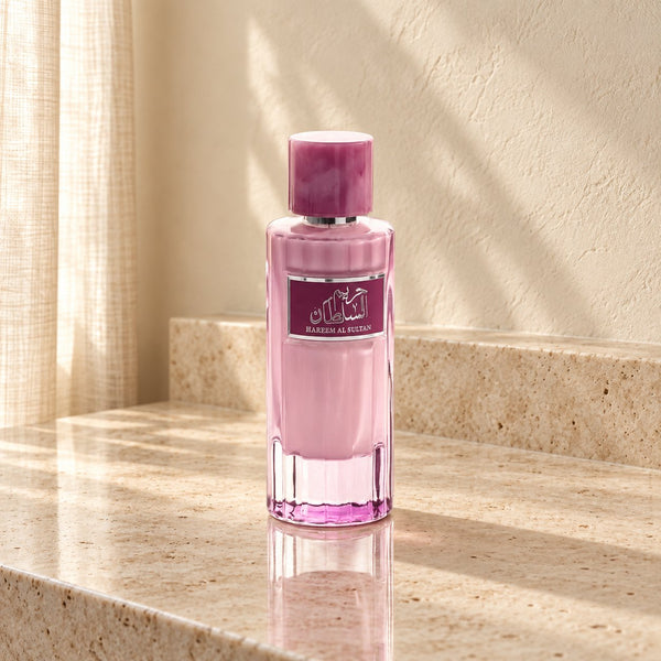 Hareem Al Sultan Eau de Milky 100 ml, flacon rose dans un décor ivoire et travertin — Halya Home.