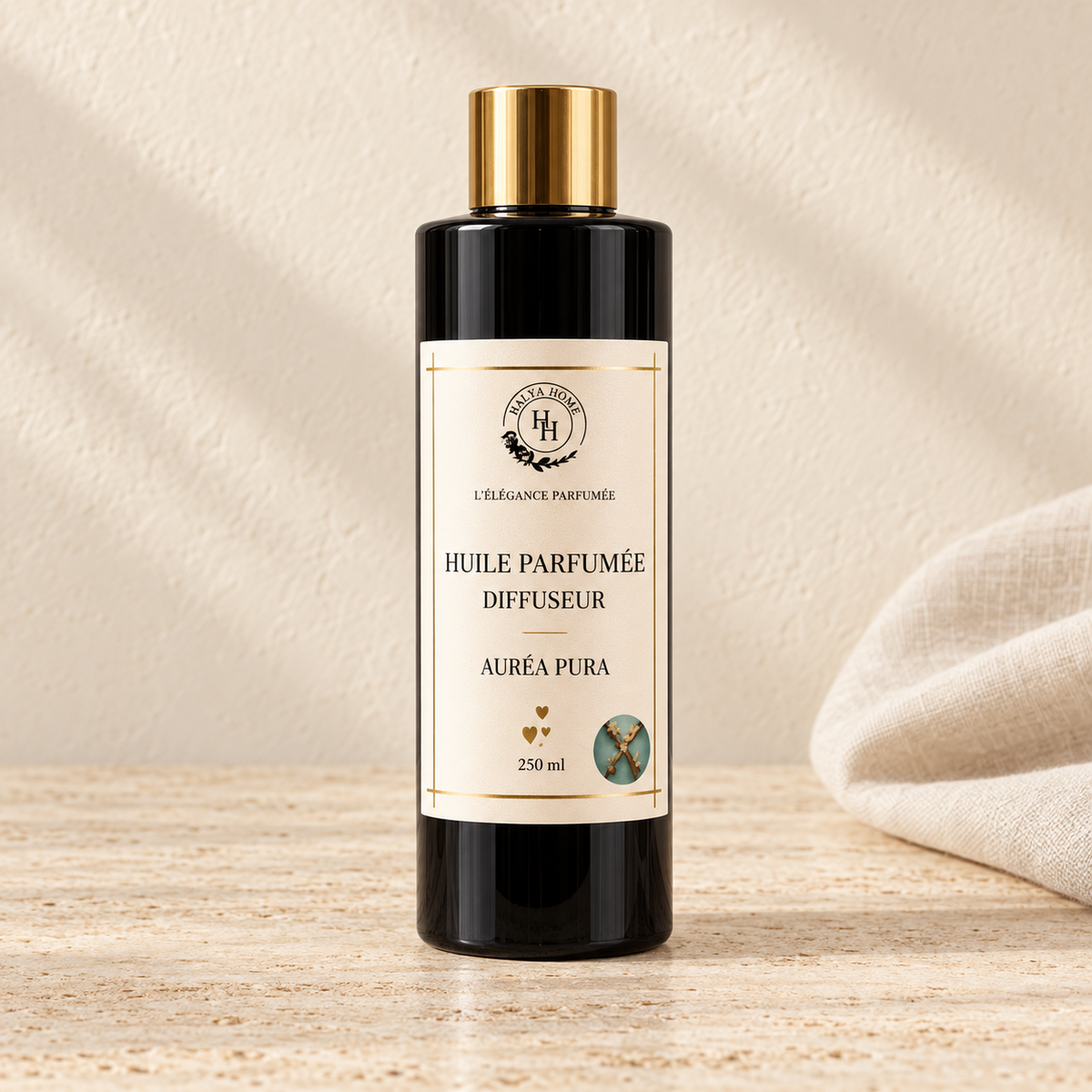 Huile parfumée Auréa Pura Halya Home pour diffuseur électrique, flacon noir de 250 ml à bouchon doré sur du travertin dans un décor ivoire.