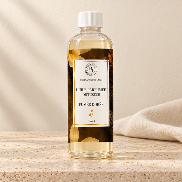 Huile parfumée Fumée Dorée Halya Home pour diffuseur électrique, flacon transparent de 250 ml à bouchon blanc dans un décor ivoire et travertin.
