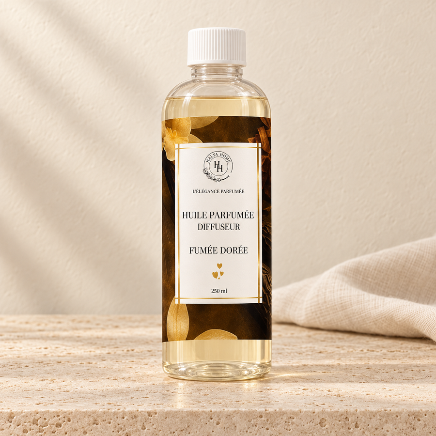 Huile parfumée Fumée Dorée Halya Home pour diffuseur électrique, flacon transparent de 250 ml à bouchon blanc dans un décor ivoire et travertin.