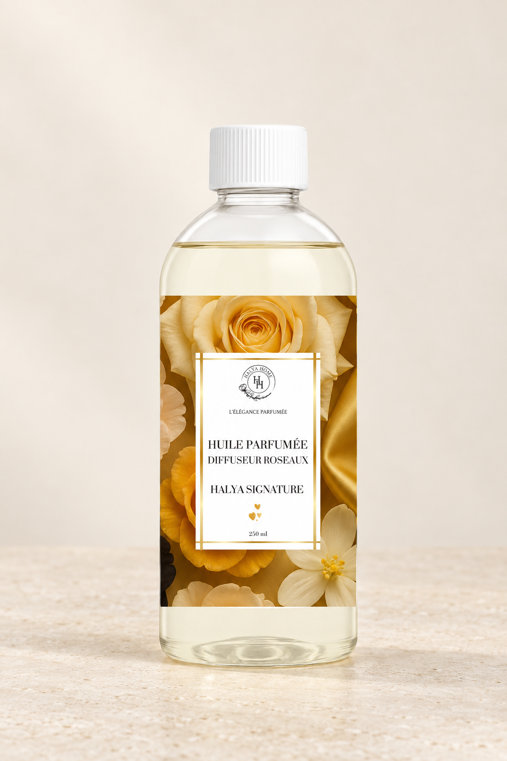 Huile parfumée Halya Signature pour diffuseur à roseaux, flacon de 250 ml à étiquette florale dorée sur fond ivoire.