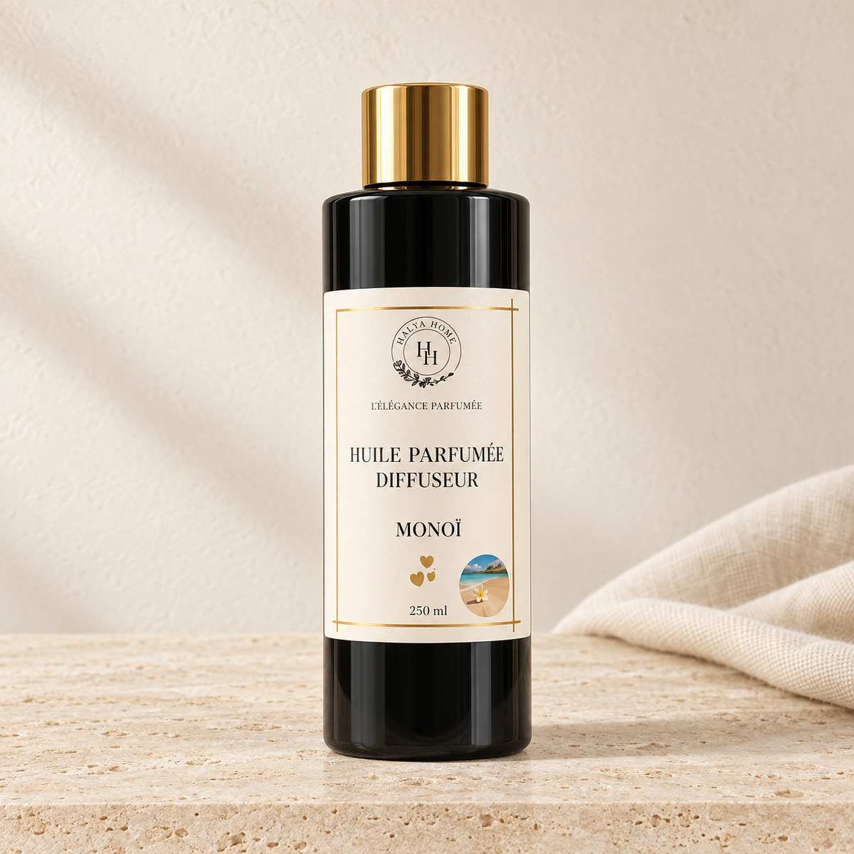Huile parfumée Monoï Halya Home pour diffuseur électrique, flacon noir de 250 ml à bouchon doré sur du travertin clair dans un décor ivoire.