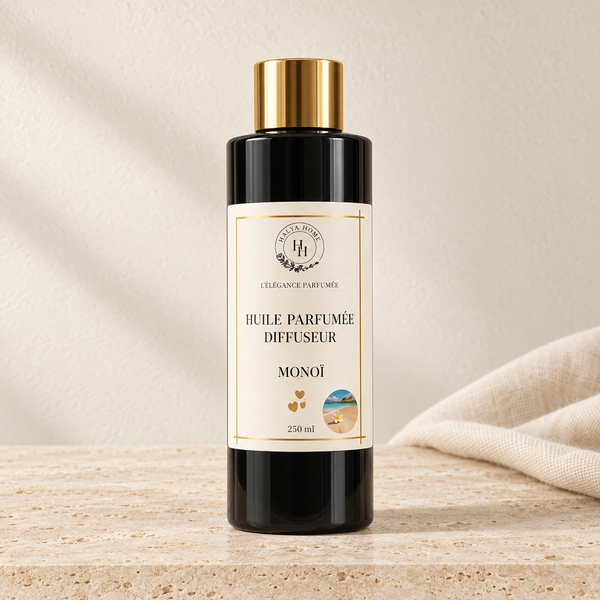 Huile parfumée Monoï Halya Home pour diffuseur électrique, flacon noir de 250 ml à bouchon doré sur du travertin clair dans un décor ivoire.