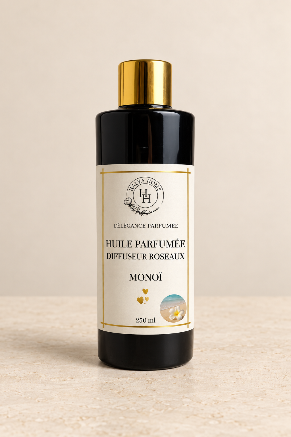 Huile parfumée Monoï Halya Home pour diffuseur à roseaux, flacon noir de 250 ml avec bouchon doré sur fond ivoire.