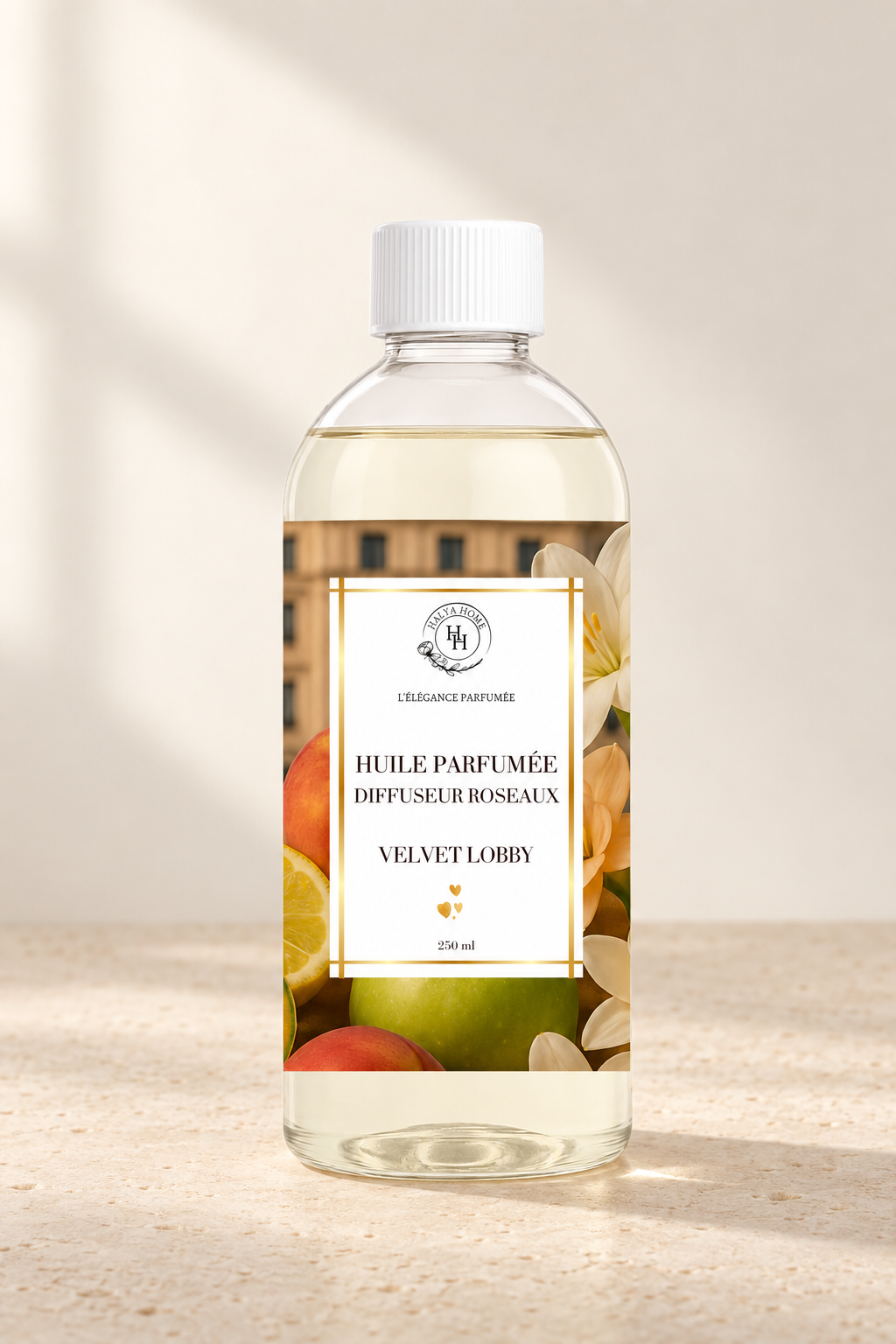 Huile parfumée Velvet Lobby Halya Home pour diffuseur à roseaux, flacon de 250 ml avec bouchon blanc sur fond ivoire.