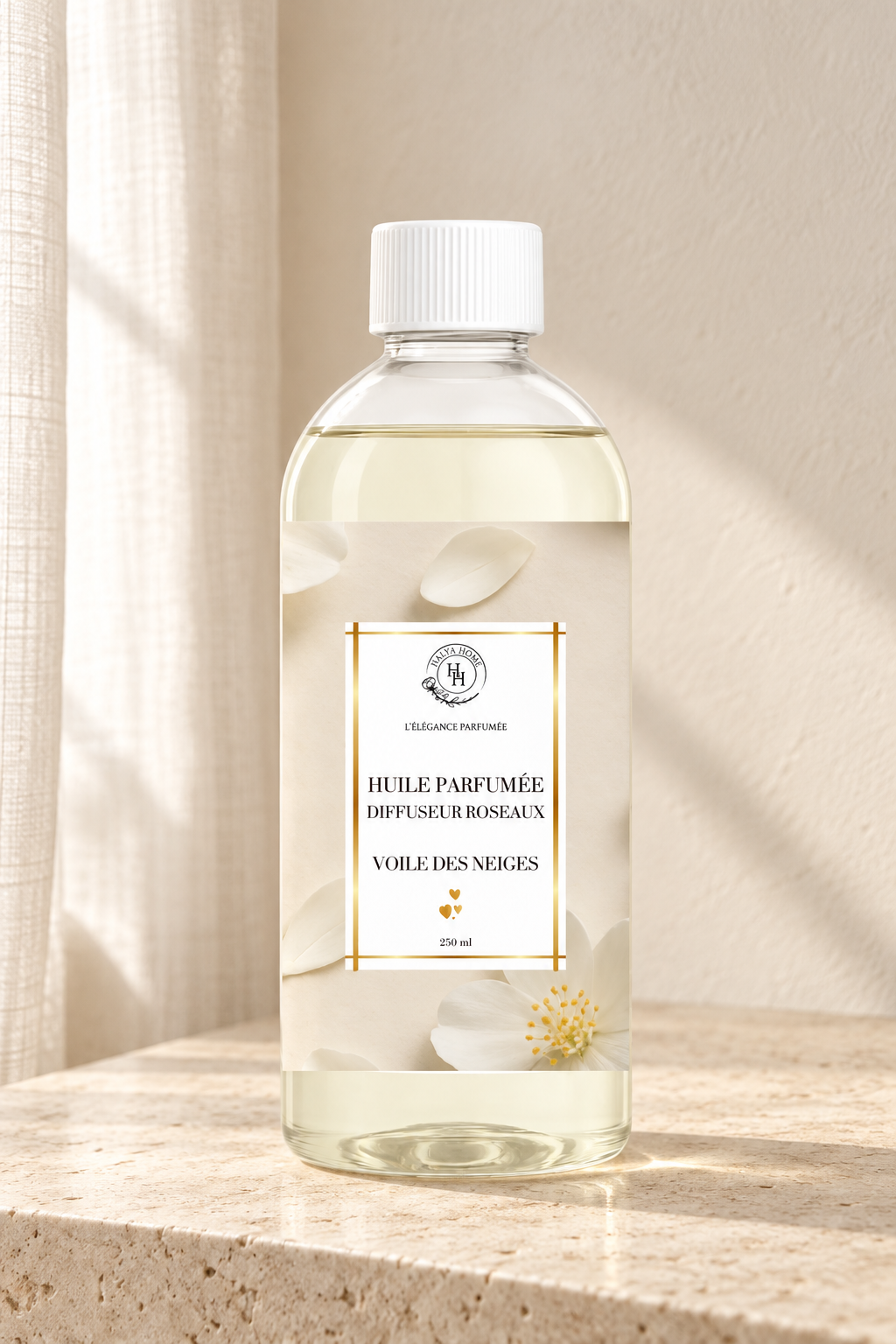 Huile parfumée Voile des Neiges Halya Home pour diffuseur à roseaux, flacon de 250 ml sur du travertin dans un décor ivoire.