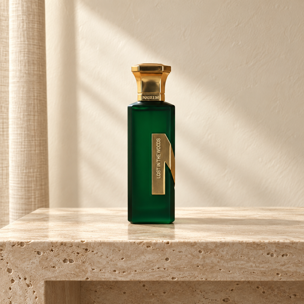 Lost in the Wood de Naseem 75 ml, flacon vert et doré dans un décor ivoire et travertin — Halya Home.