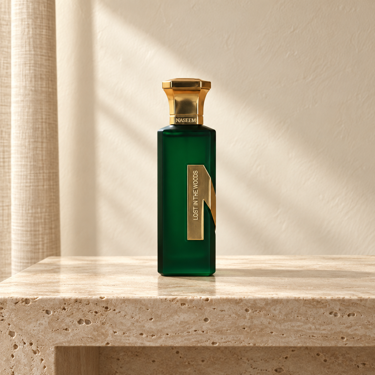 Lost in the Wood de Naseem 75 ml, flacon vert et doré dans un décor ivoire et travertin — Halya Home.