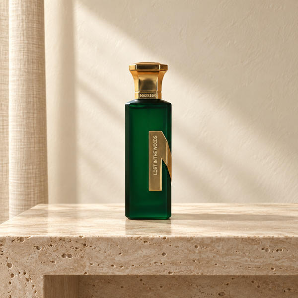 Lost in the Wood de Naseem 75 ml, flacon vert et doré dans un décor ivoire et travertin — Halya Home.