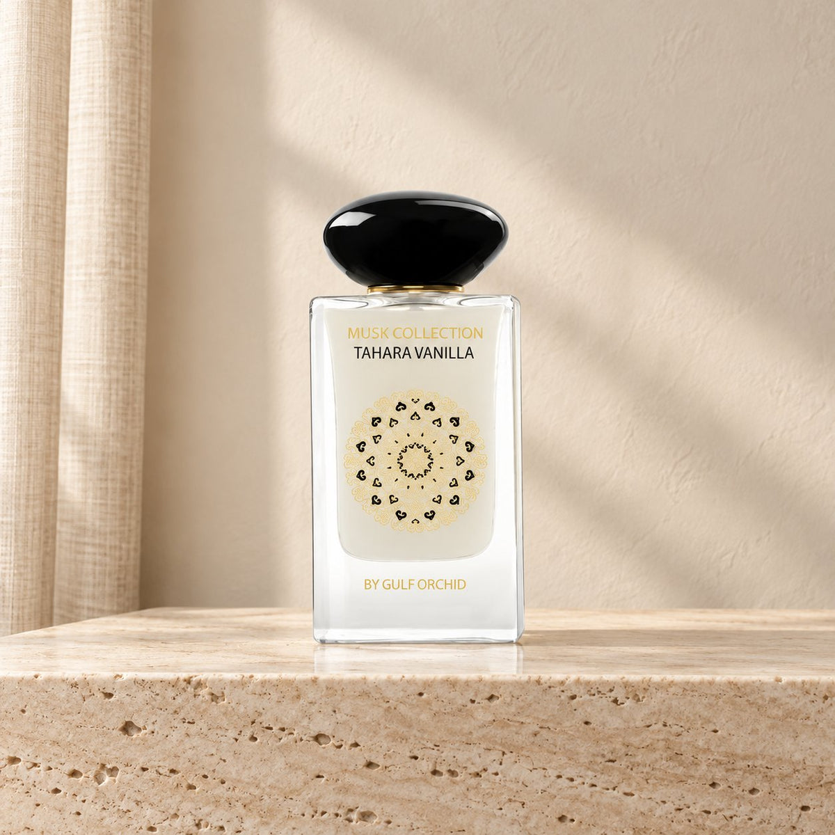 Musk Tahara Vanilla de Gulf Orchid 100 ml, flacon transparent à bouchon noir dans un décor ivoire — Halya Home.