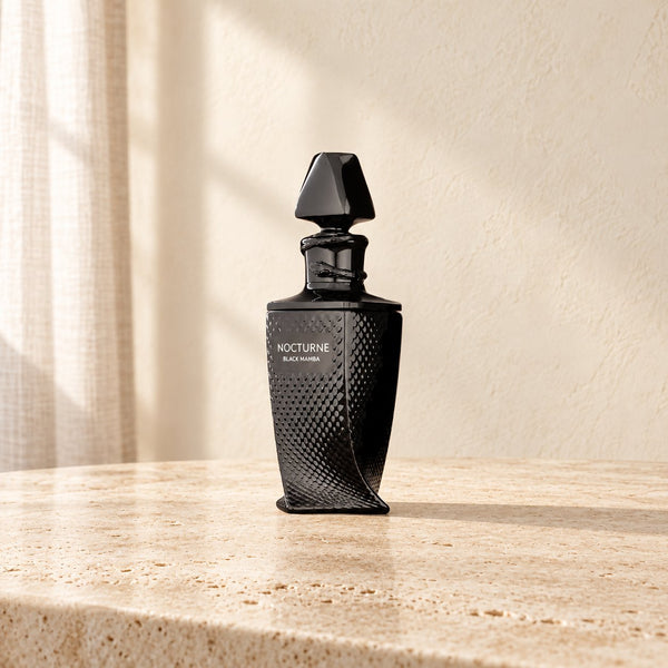 Parfum Nocturne Black Mamba 80 ml, flacon noir texturé et bouchon facetté sur du travertin clair – Halya Home