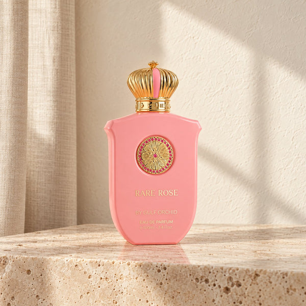 Rare Rose de Gulf Orchid 100 ml, flacon rose à bouchon doré dans un décor ivoire — Halya Home.