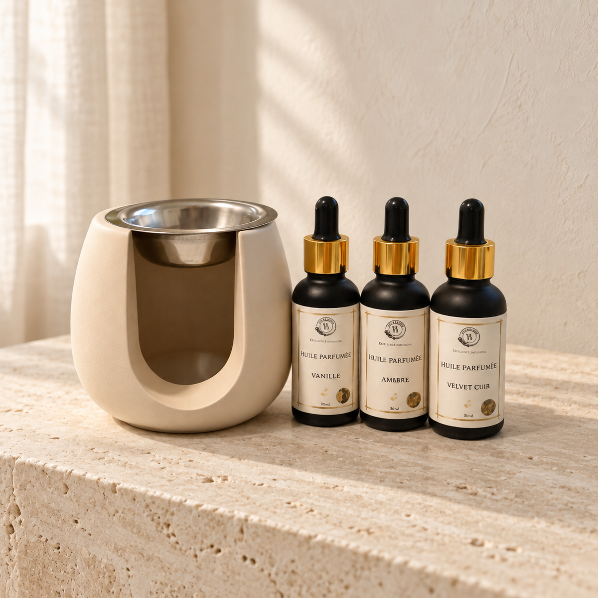 Coffret Ritual House Halya Home : brûleur beige et trois huiles parfumées de 30 ml sur une console en travertin.