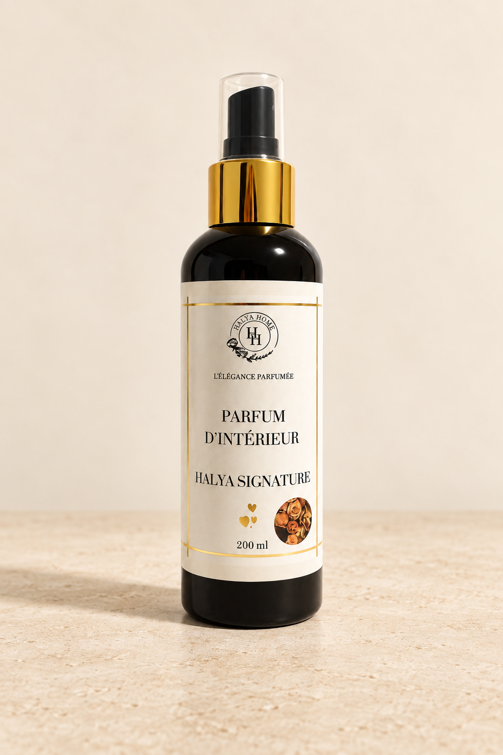 Spray d’intérieur Halya Signature 200 ml, flacon noir à bague dorée et capuchon transparent, présenté sur fond ivoire.