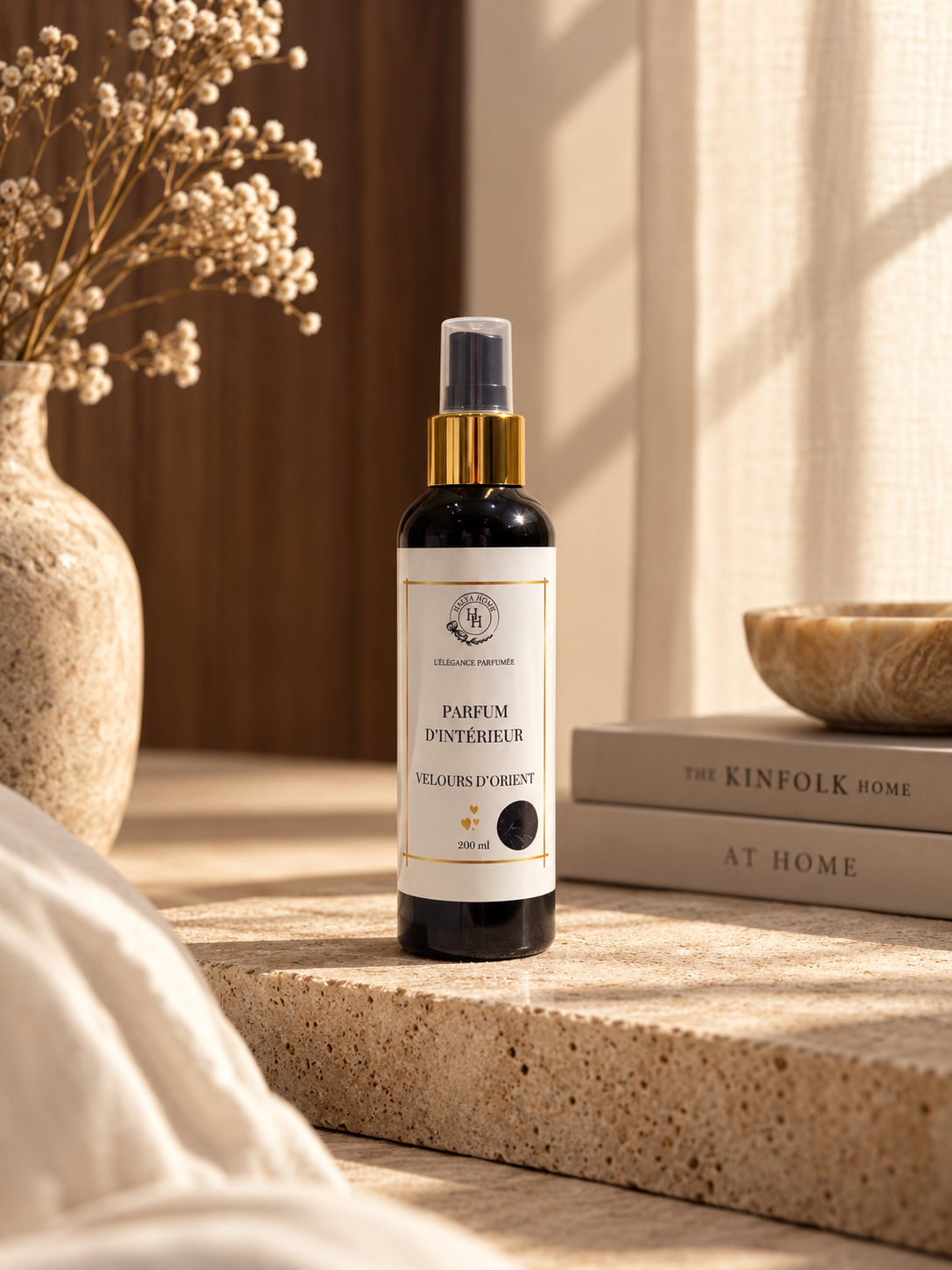 Spray parfumé Velours d’Orient 200 ml Halya Home dans un intérieur beige et bois