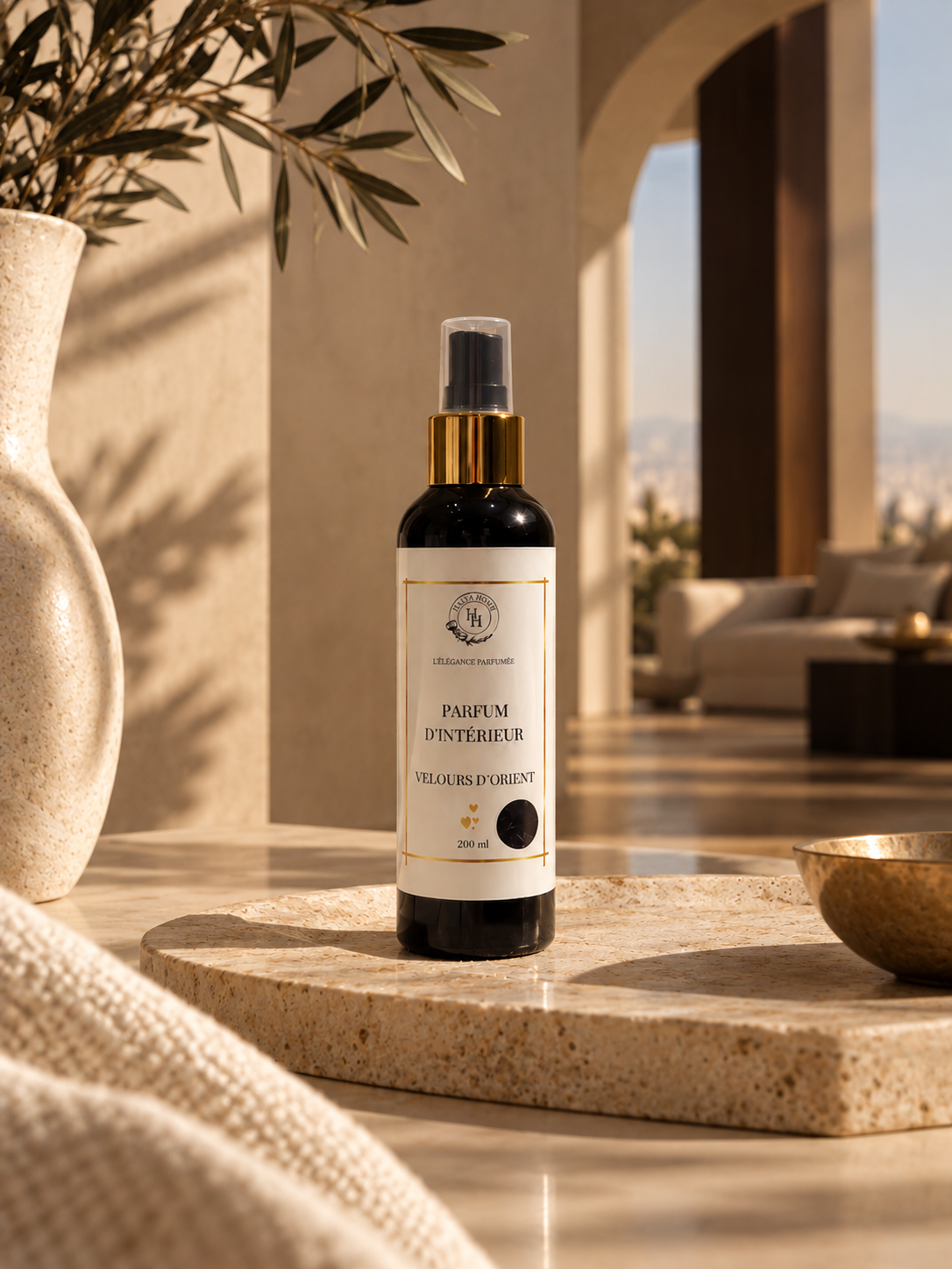 Spray d’intérieur Velours d’Orient 200 ml Halya Home sur travertin, ambiance orientale lumineuse