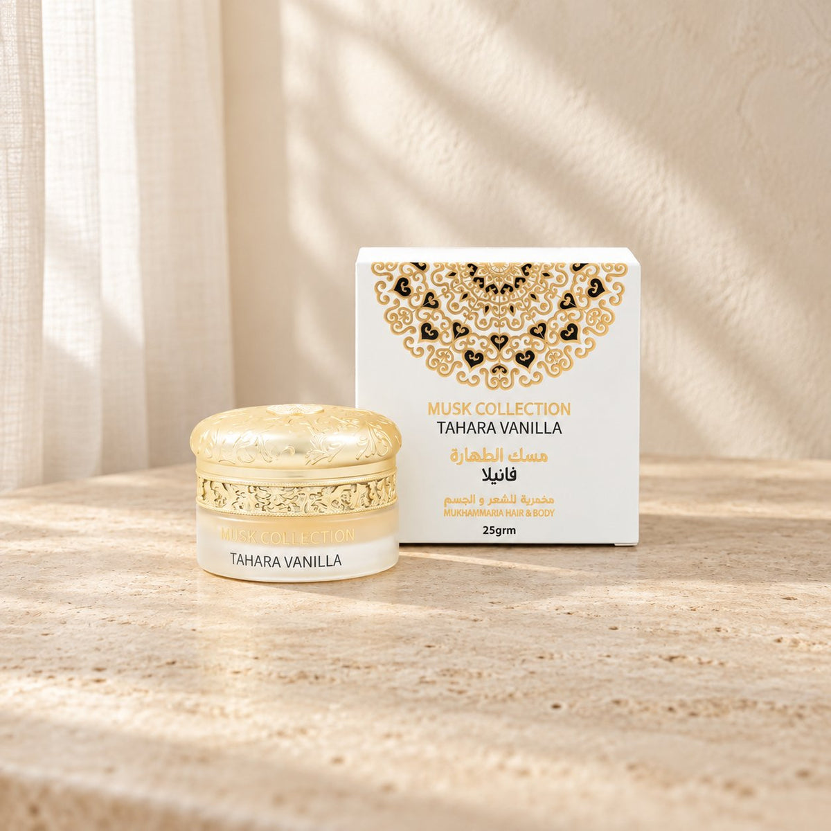 Mukhammaria Tahara Vanilla Musk 25 g, pot ivoire et doré avec son étui sur du travertin – Halya Home