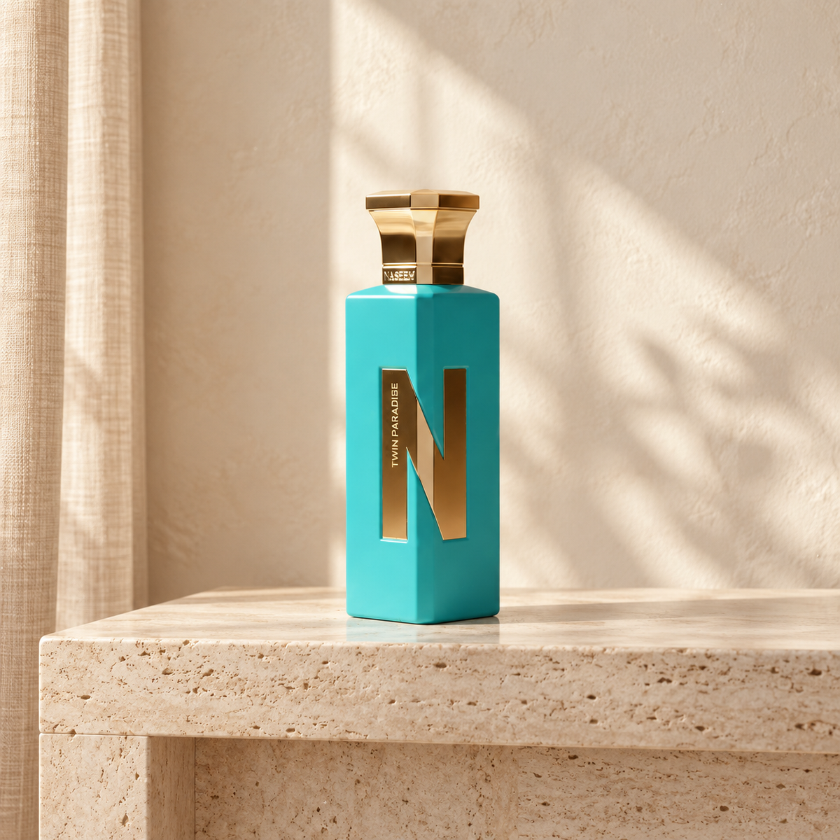 Twin Paradise de Naseem 75 ml, flacon turquoise à bouchon doré sur du travertin clair — Halya Home.