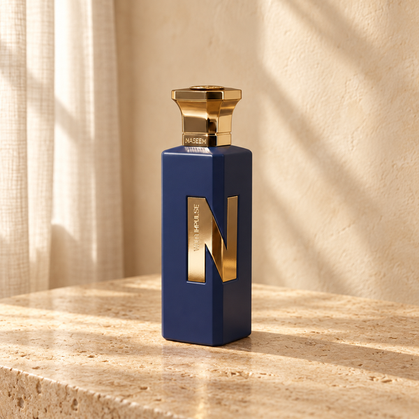 Parfum Wild Impulse Naseem 75 ml, flacon bleu et doré dans un décor ivoire et travertin – Halya Home